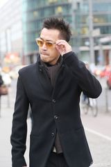 组图：王学兵柏林街拍曝光 变身黄金熟男吸睛