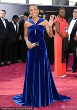 组图：85届奥斯卡红毯-罗宾-罗伯茨光头抢镜