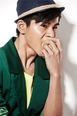 组图：乔振宇生日写真绿衣礼帽演绎俏皮绅士
