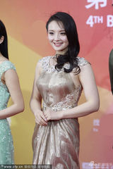 组图：孙茜携《密友》剧组亮相 金色抹胸裙典雅