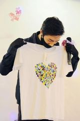 组图：网曝俞灏明2012年庆生照 戴口罩拥抱粉丝