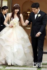 组图：韩星金智友嫁明星大厨RaymonKim幸福甜蜜