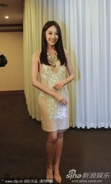 组图：隋棠亮相釜山秀性感 张榕容露背裙争艳