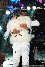 组图：鸟叔跳马舞纽约跨年 小天后泰勒卡莉献唱