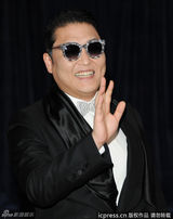 组图：鸟叔PSY亮相白宫晚宴 西装墨镜绅士风