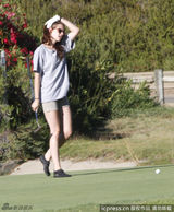 组图：斯图尔特大晒高尔夫球技 挥杆动作英气逼人