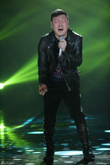 组图：周笔畅睡衣扮猫女 邓紫棋自弹自唱