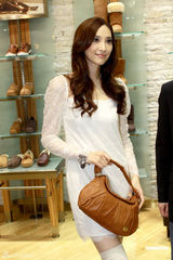 组图：吴佩慈上海捞金 清新造型亮相