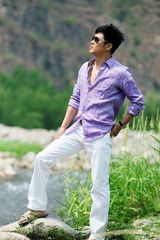 组图：孙玮游走香格里拉拍写真 展露阳光率性一面 