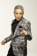 组图：吉杰《想家》推新年写真 白色短发显忧郁