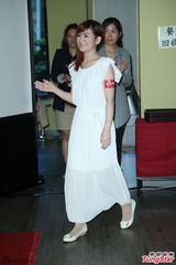 组图：Selina无袖长裙亮相 坦然露手臂疤痕