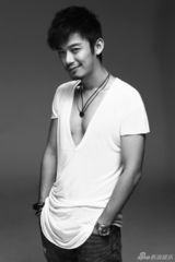 组图：芦芳生写真秀胸肌 凸显型男文艺气息