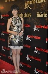 幻灯图：刘孜盛装亮相美妆大典 建筑风格造型抢镜 