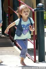 组图：杰西卡-阿尔芭全家野餐 女儿勾脖倒地表情囧