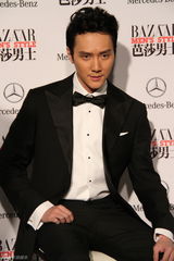 组图：冯绍峰获芭莎年度明星 五部电影见证成长