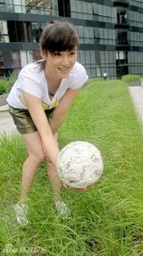 幻灯图：赵柯拍绿茵写真 俯身玩球娇羞无限