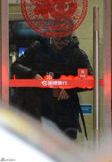 组图：黄海波黑装戴眼镜亮相 戴口罩步履匆匆