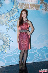 组图：郑欣宜崩溃悼念亡母 许廷铿粉碎同志传闻