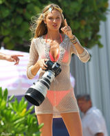 组图：超模坎蒂丝拍摄现场曝光 豹纹泳衣现野性