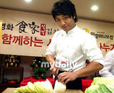 幻灯图集：金正恩等参加公益活动 展示厨艺做泡菜