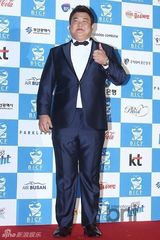 组图：韩国际喜剧节红毯挤胸熊抱肉搏精彩不断