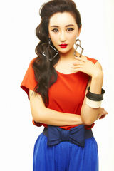 组图：杜晓婷拍摄复古写真 艳丽百变HOLD得住