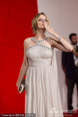 高清：《伤心小号曲》首映   女主角卡罗琳娜飘逸动人