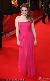 组图：电影《弊病》女星法伦低胸裙亮相首映礼