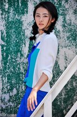 组图：小斯琴高娃海风写真悠然自得展迷人笑容