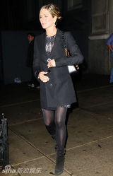 组图：朱莉安妮斯顿明争暗斗 背同款手袋不避嫌