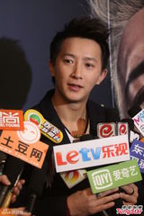 组图：韩庚前导画册狂热签售 粉丝蜂拥而至