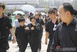 高清组图：罗京妻子悲痛泪别 儿子哥哥捧遗像送行