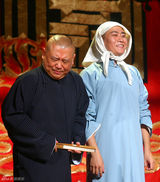 组图：德云社办栾云平专场 郭德纲捧哏替徒弟感不易