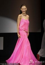 组图：张柏芝助阵新片戛纳首映粉裙摇曳多姿