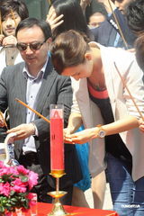 组图：胡静婚后变身总监制 推销《新拼住时代》