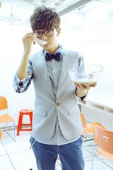 组图：胡夏被封吃货 搂侯佩岑热舞探戈