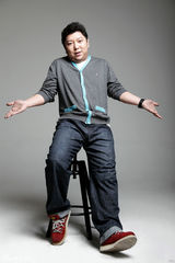 组图：刘天佐拍最新写真 展诙谐男性魅力