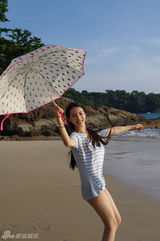 组图：潘霜霜海边清凉照 心情大好展迷人笑靥