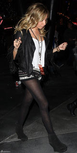 高清组图：阿什丽-提斯代尔街拍短裤丝袜秀美腿