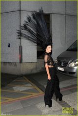 组图：Gaga戴超大孔雀头饰艰难上车俯身露乳