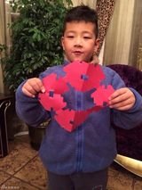 组图：石头认真剪窗花 网友大赞心灵手巧