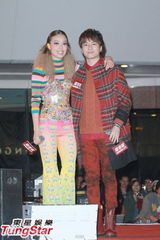 组图：容祖儿携泳儿罗力威出席派对迎圣诞