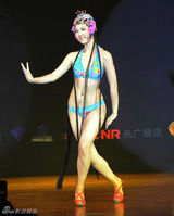 组图：国际小姐比基尼京剧装引争议