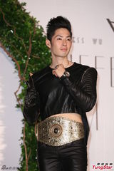 组图：吴建豪亮相宣传新专辑 否认秘婚传闻