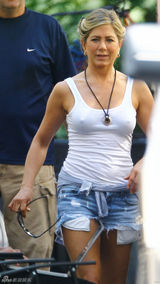 组图：安妮斯顿背心短裤现身 不穿内衣凸点