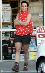 组图：布兰妮衣着邋遢没品位 满脸黑斑皮肤松弛