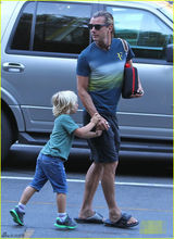 组图：史蒂芬妮潮装亮相 老公携可爱儿子出镜