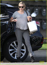 组图：泰莉莎挺大肚逛街 怀孕胃口好猛喝饮料