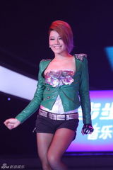 组图：李炜夺2010快男总冠军 刘心武艺分摘亚季军