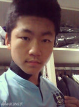 组图：网曝白岩松15岁儿子近照 与老爸眉眼颇像